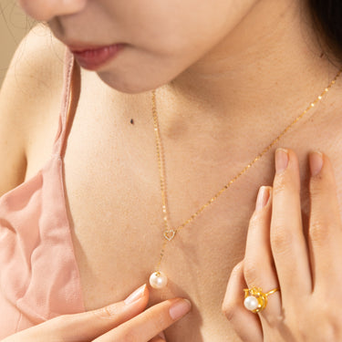 Model Wearing a Peach Freshwater Pearl Pendant- De Blancas