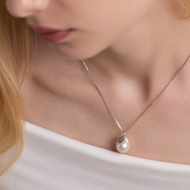 White Freshwater Pearl | Whisperleaf Pendant - De Blancas