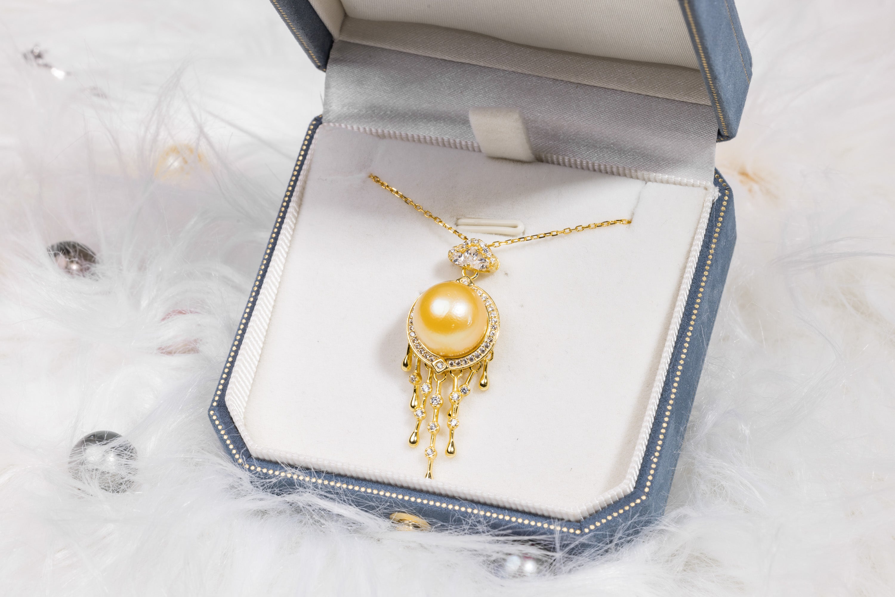 CHANDELIER RADIANCE | SOUTH SEA GOLD 10.0mm-12.0mm Pendant