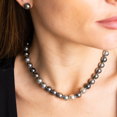 Model Wearing a 16-inch Tahitian Pearl Necklace Featuring 9.0–11.0 mm Gradient Pearls - De Blancas
