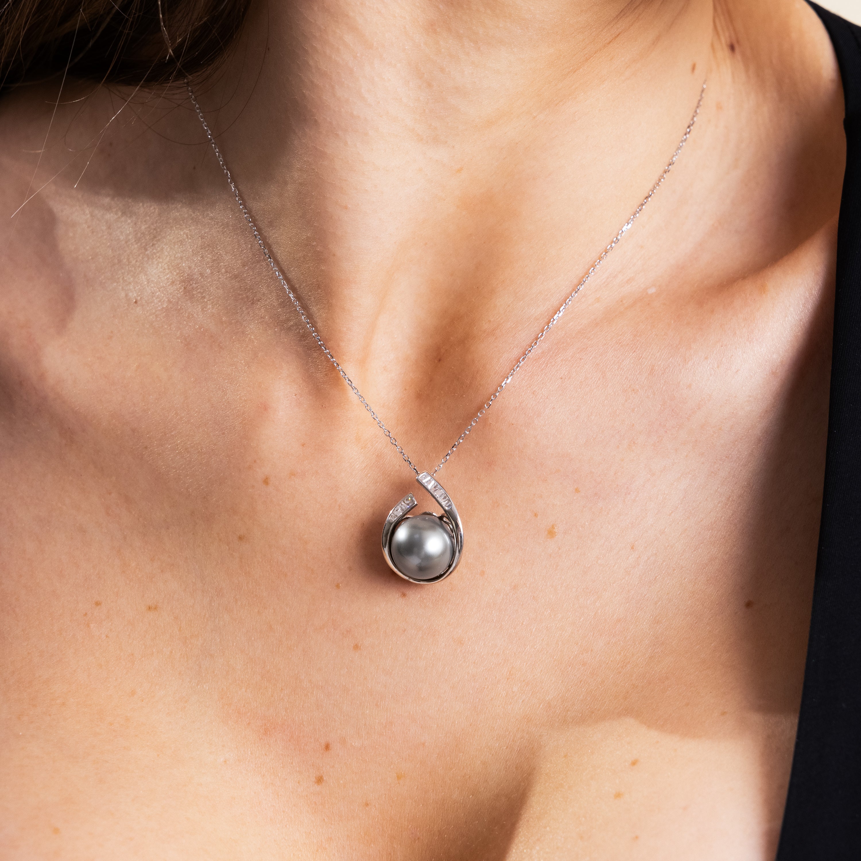 OBSIDIUM EMBRACE | Tahitian 9.0mm- 10.0mm Pendant