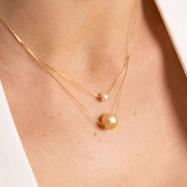 Model Wearing a 5.0mm + 10.0mm Pearl Pendant Necklace - De Blancas