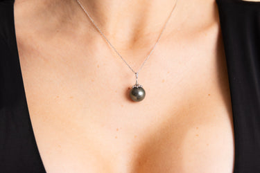 Model wearing a 13.2 mm dark Tahitian pearl pendant necklace - De Blancas