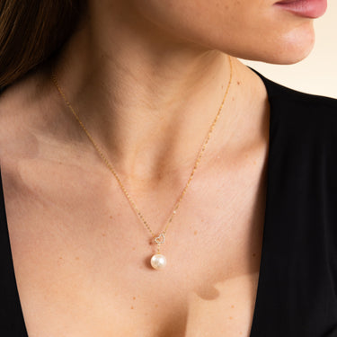 Model Wearing a Peach Freshwater Pearl Pendant- De Blancas