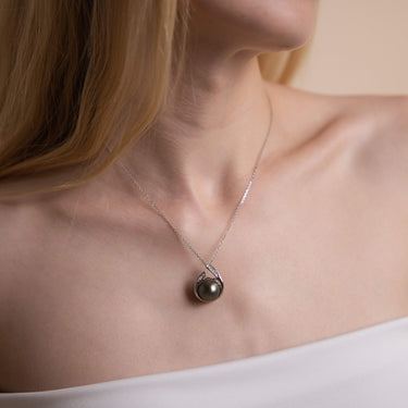 Model Wearing a 12.3 mm Dark Tahitian Pearl Pendant Necklace - De Blancas