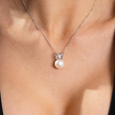 Model Wearing a 13.0mm White Freshwater Pearl Pendant - De Blancas