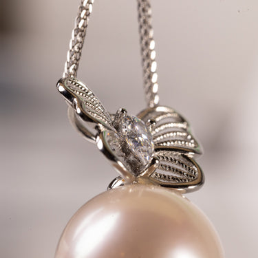 White Freshwater Pearl | Papillune Pendant - De Blancas