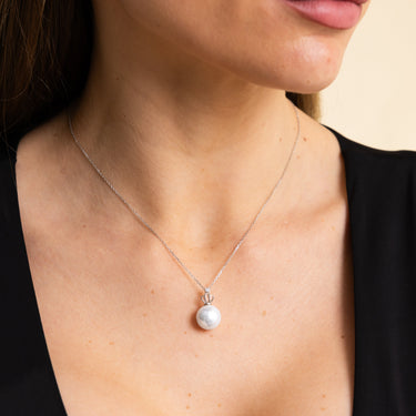 Model Wearing a White Freshwater Pearl Pendant - De Blancas
